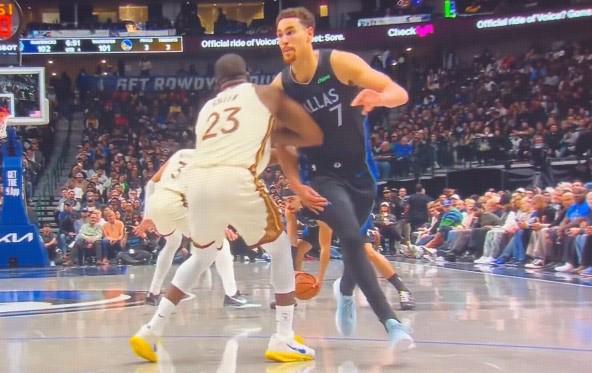 星亿娱乐注册-追梦格林做挡拆掩护时肘击鲍威尔，裁判吹罚一级恶意犯规